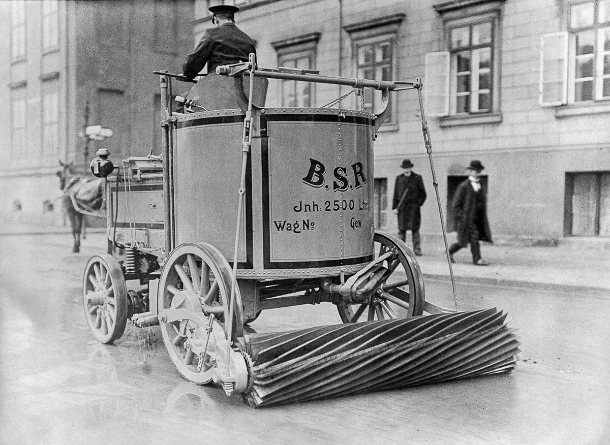 Electric street-sweeper, Berlin, German Empire, 1907